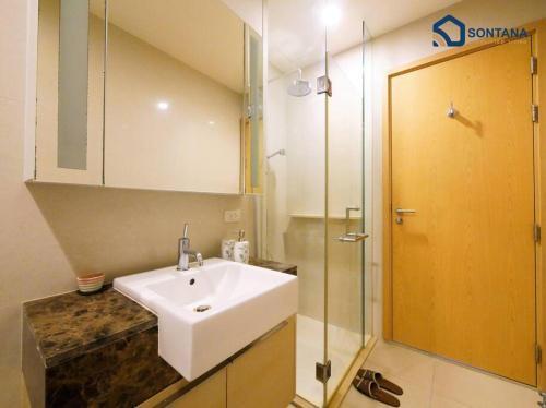 Expansive Modern - BTS Phrom Phong - Ultra Fast WiFi - Tap to explore photos