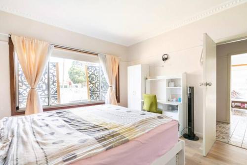 A nice and spacious room in Sunshine - Tap to explore photos