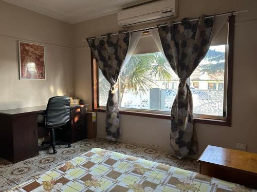 A nice and spacious room in Sunshine - Tap to explore photos