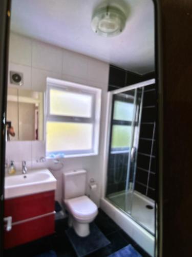 Spacious 2 bedroom House with Garden - Tap to explore photos