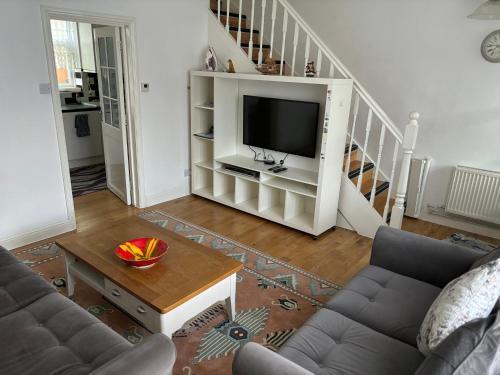 Spacious 2 bedroom House with Garden - Tap to explore photos