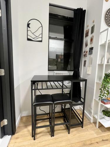 Tranquil Haven Studio Gem in Downtown Manhattan's Union Square - Tap to explore photos