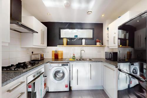 Spacious 2BR With Private Balcony on Regent's Canal - Tap to explore photos