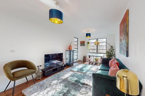 Spacious 2BR With Private Balcony on Regent's Canal - Tap to explore photos