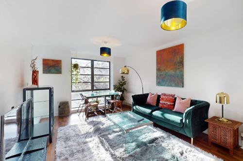 Spacious 2BR With Private Balcony on Regent's Canal - Tap to explore photos
