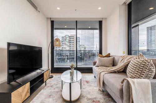 Sunlit & Sleek Condo in Lively St Kilda - Tap to explore photos