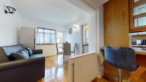 Dagenham - 4 Beds - Sleeps 8 - WiFi - Tap to explore photos