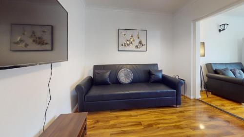 Dagenham - 4 Beds - Sleeps 8 - WiFi - Tap to explore photos