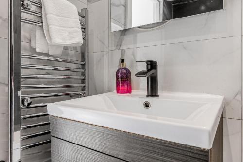 Modern & bright 1BR flat in Hanwell, free parking - Tap to explore photos