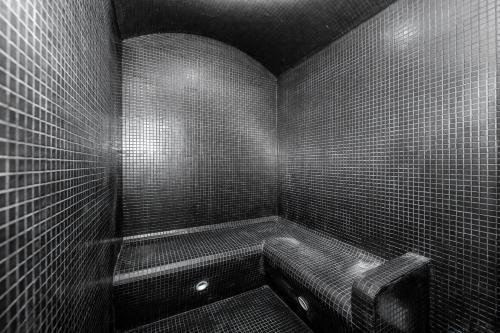 Urban Flat 09 - Stylish Triplex Champs-Elysees - Tap to explore photos