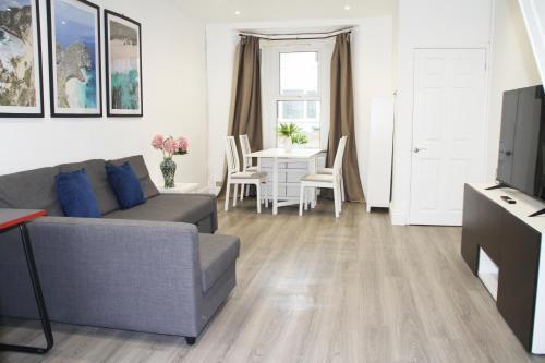 London Retreat-2 Bedroom House Parking & Garden - Tap to explore photos