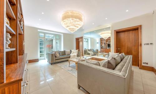 GIANT 250 SQM Super Luxury MANSION - Tap to explore photos