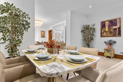 GIANT 250 SQM Super Luxury MANSION - Tap to explore photos