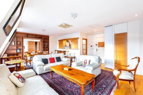 GuestReady - Spacious Comfort in the 8th - Tap to explore photos