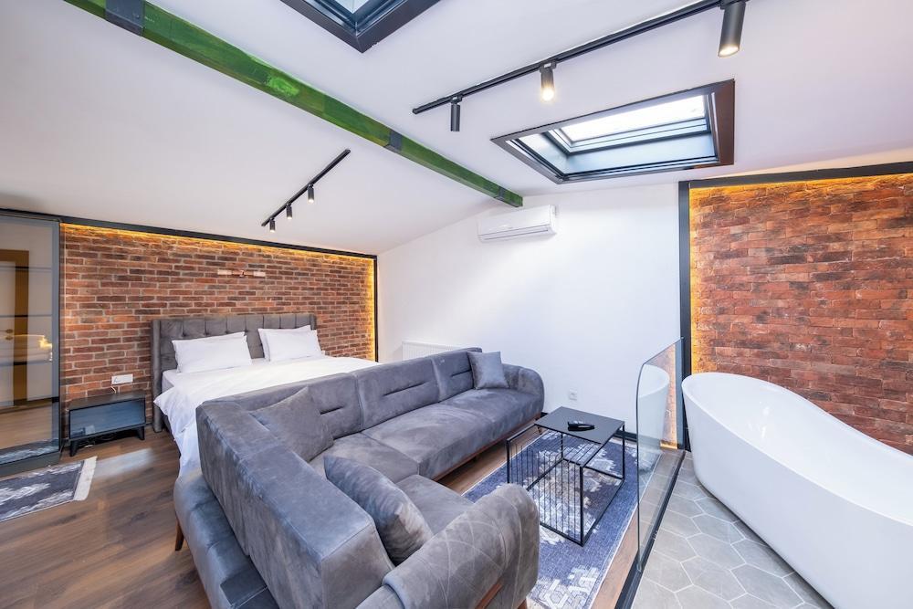 Hexa Apartments Sisli Room Type - Romantic Studio Suite, 1 Queen Bed with Sofa bed, Jetted Tub, Executive Level