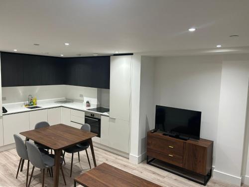 Spacious 2 Bed Ilford London - Tap to explore photos