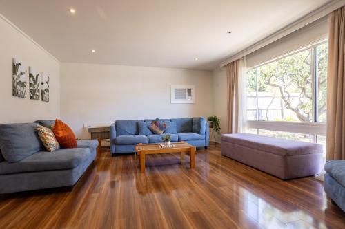 Luxury Family Poolside Villa Brighton Beach - Tap to explore photos