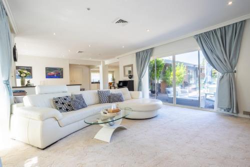 Luxury Family Poolside Villa Brighton Beach - Tap to explore photos