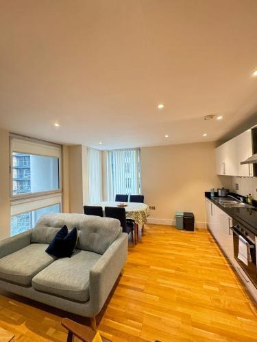 Contemporary 2BD Flat wBalcony Canary Wharf! - Tap to explore photos