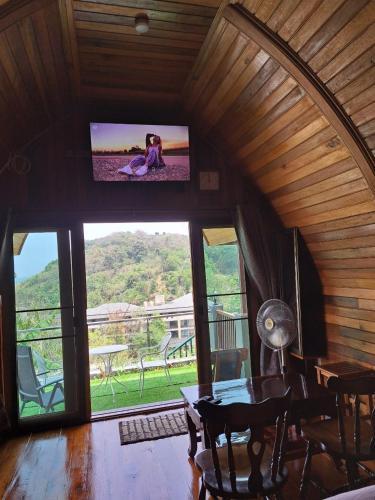 Seaview Eagles Nest Cabins - Tap to explore photos