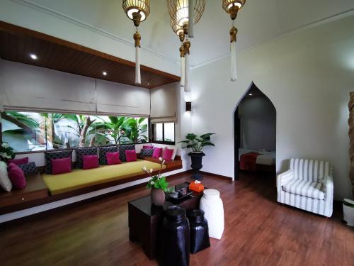 YiZen Boutique Phutara 5 Bedroom Villa - Tap to explore photos
