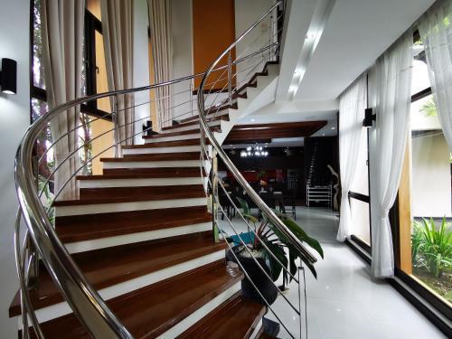 YiZen Boutique Phutara 5 Bedroom Villa - Tap to explore photos