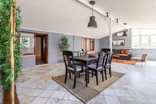 Bright Gorgeous Airy 4bd2bath Central Pad! #348 - Tap to explore photos