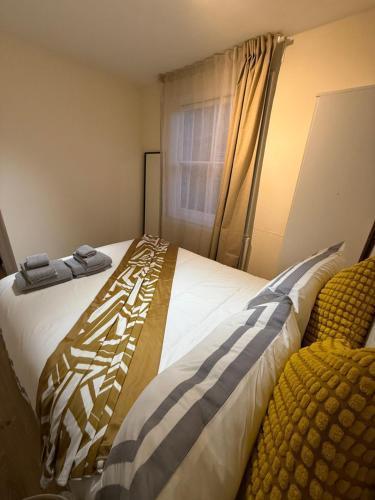 Compact and friendly price room - Tap to explore photos
