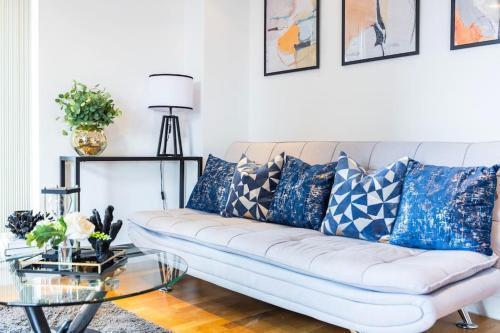 Contemporary 2 Bedroom Flat in Canary Wharf - Tap to explore photos