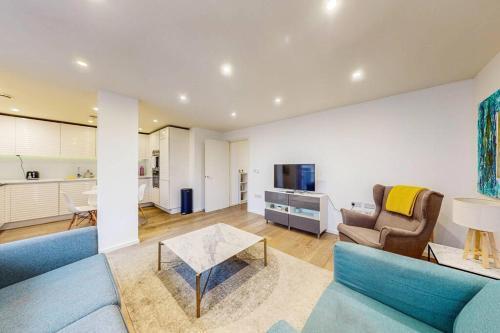 Stylish 3 Bedroom Apartment in the heart of Clerkenwell - Tap to explore photos