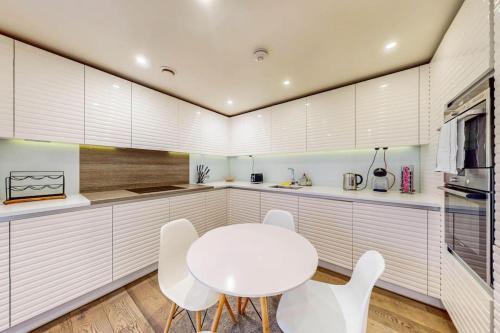 Stylish 3 Bedroom Apartment in the heart of Clerkenwell - Tap to explore photos