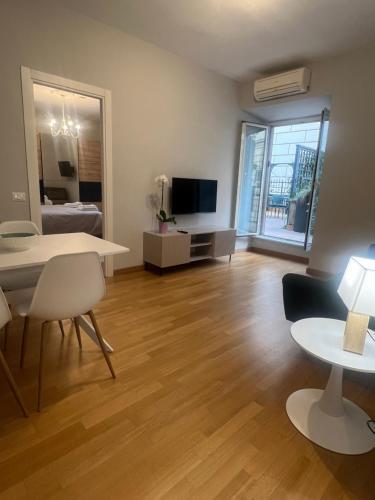 Savoia design apartment with terrace - Rome center - Tap to explore photos