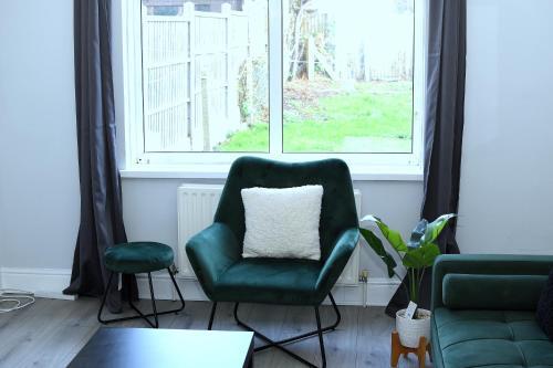 Tranquil Stays at 3 bedroom House in Dagenham - Tap to explore photos
