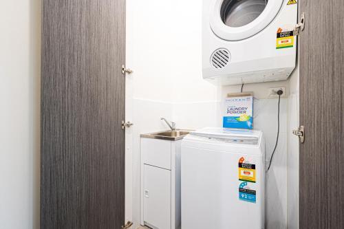 Burwood stunny apt with Parking Train&Shopping - Tap to explore photos