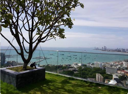 Luxury 70Sqm 2 BR Condo Next to Walking Street - Tap to explore photos