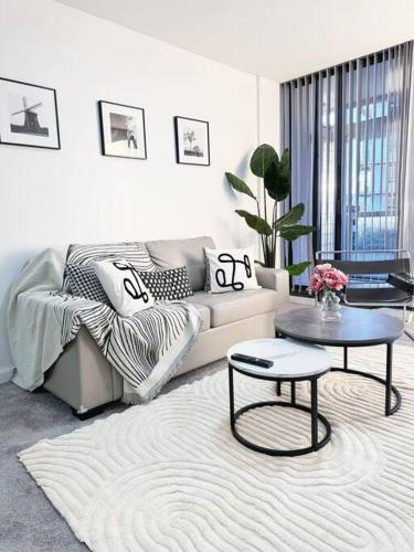Chic Modern Oasis - Steps from Darling Harbour - Tap to explore photos