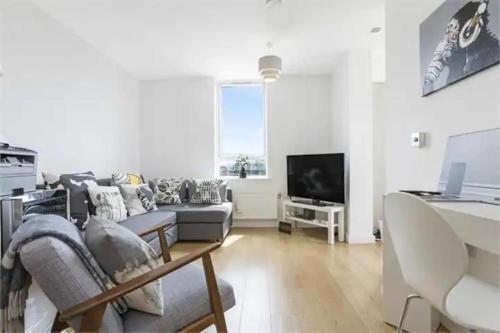 2-Bed Terrace Flat Close to Tower Bridge - Tap to explore photos