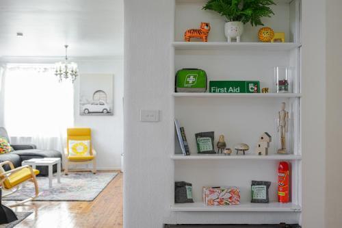 Bondi Beach 4Br house - Tap to explore photos
