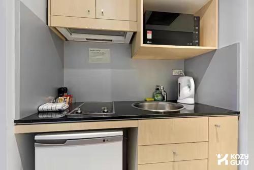 KozyGuru | Sydney CBD | High Level 2 Bed Studio - Tap to explore photos