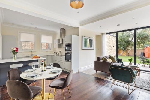 Richmond - Spacious 2 Bedroom Flat - With Garden - Tap to explore photos
