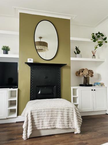 Modern 3 Bed House in Isleworth, London - Tap to explore photos