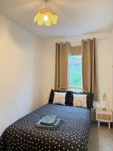 Modern 3 Bed House in Isleworth, London - Tap to explore photos