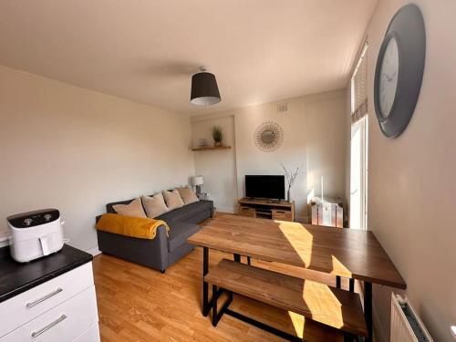 1 bedroom Apartment in SE13 - Tap to explore photos