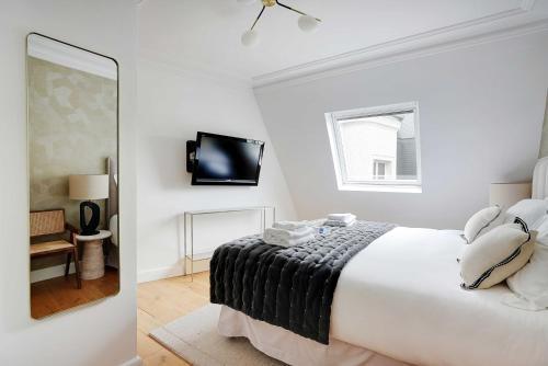 Sumptuous Apartment - 4CH/8P - Champs Elyseees - Tap to explore photos