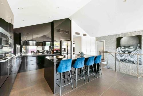 Modern spacious 3 bedroom penthouse in Enmore Room Type - Three-Bedroom Apartment Modern spacious 3 bedroom penthouse in Enmore Room Type - Three-Bedroom Apartment