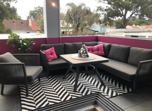Modern spacious 3 bedroom penthouse in Enmore - Tap to explore photos