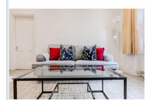 Central London 3-Bed Apartment near Oxford Street - Tap to explore photos