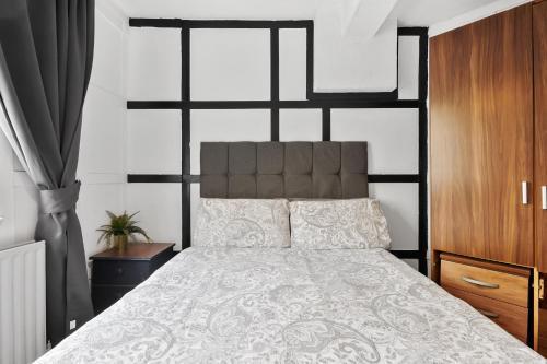 Double bedroom 5 Minute walk to Tower Bridge - Tap to explore photos