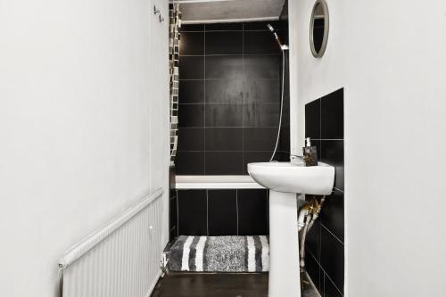 Double bedroom 5 Minute walk to Tower Bridge - Tap to explore photos