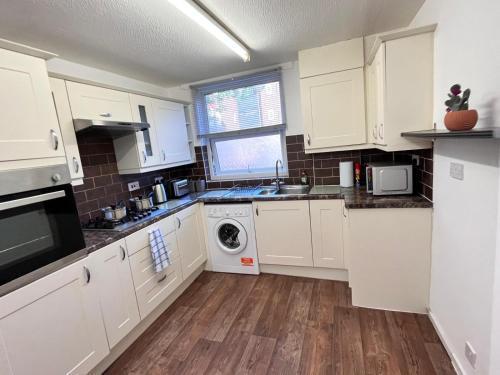 Hive stays close to Abbeywood free parking WIFi - Tap to explore photos